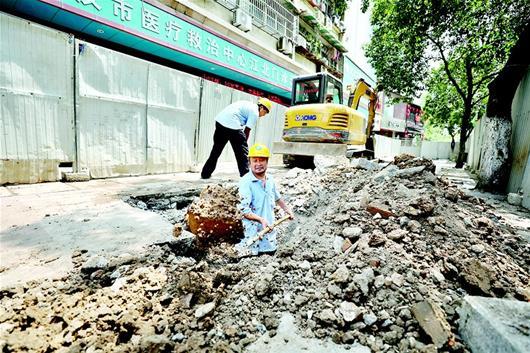 江汉北路施工现场，工人师傅人工开挖管线